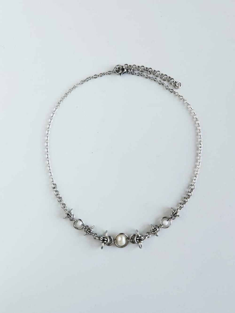 Vintage silver and white pearl choker necklace with a small silver chain - Picture 9 of 14